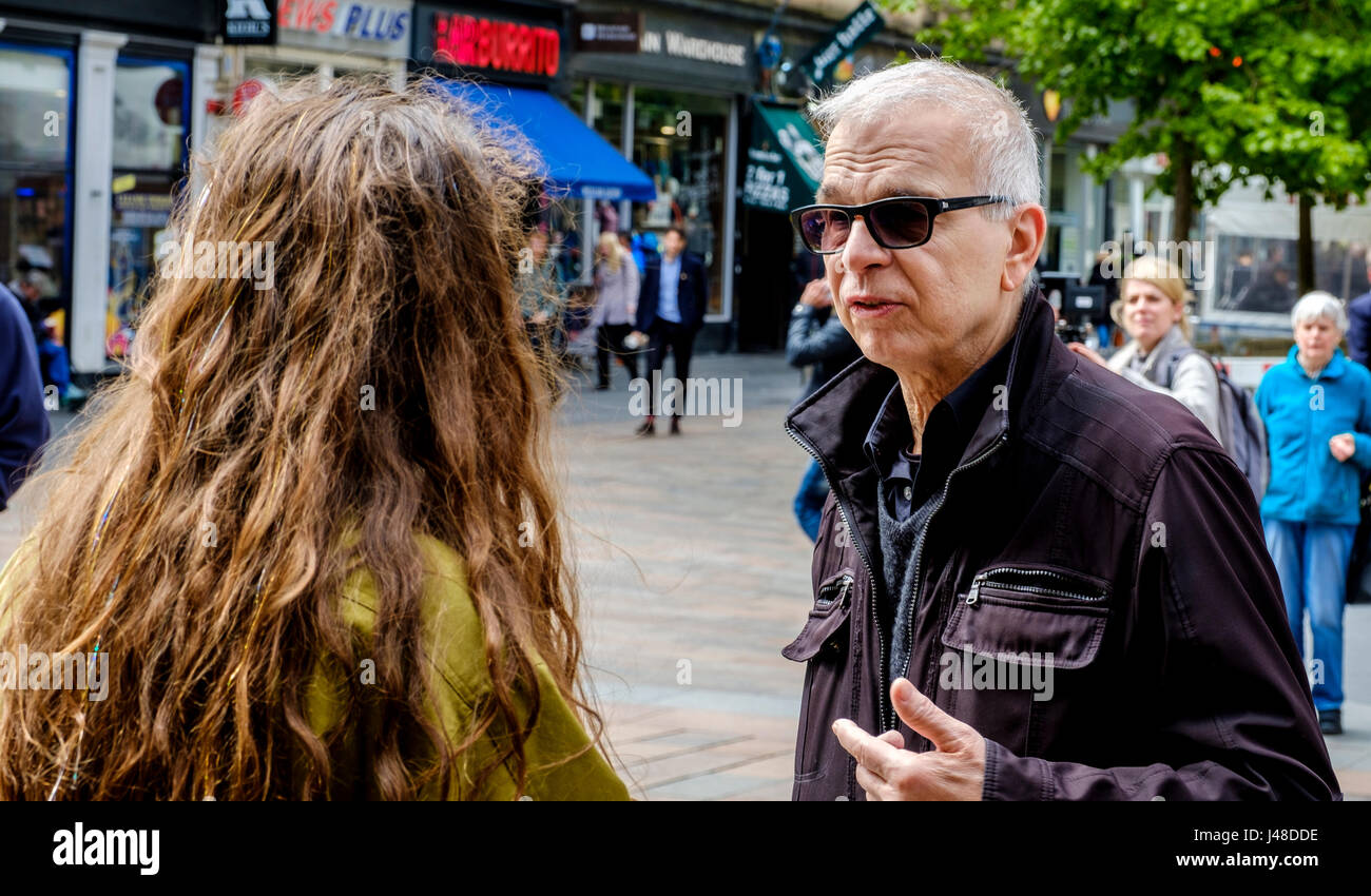 Aufzeichnen von Produzent Tony Visconti (Mark Bolan, Thin Lizzy, Morrissey, David Bowie) plaudert mit einem Lüfter in Buchanan Street, Glasgow Stockfoto