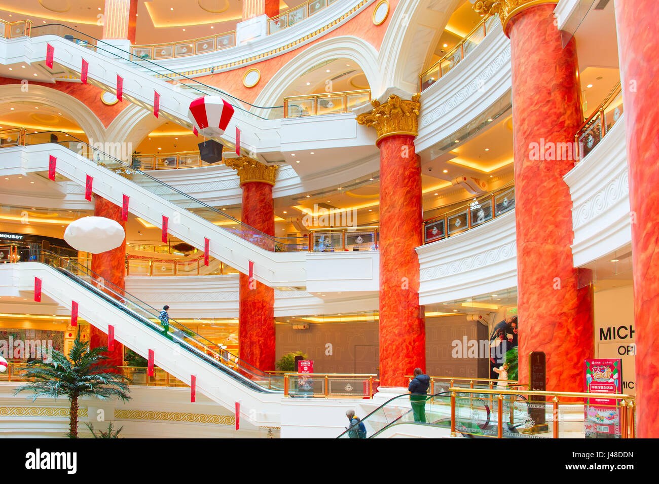 SHANGHAI, CHINA - 28. Dezember 2016: Globale Hafen ist ein großes Einkaufszentrum in Shanghai, China. Es hat eine Grundfläche von 480.000 Quadratmetern. Stockfoto