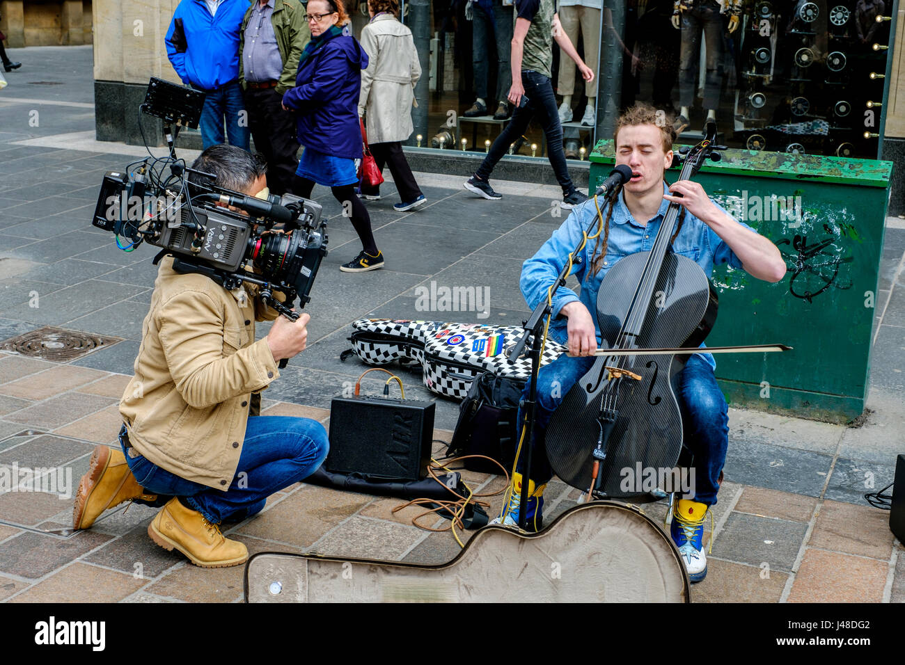 GLASGOW, Schottland 10. Mai 2017: Cellist/Sänger/Songwriter, Paisley geboren CALUM INGRAM als Straßenmusikant, während gefilmt für eine Dokumentation in der Buchanan Street, Stockfoto