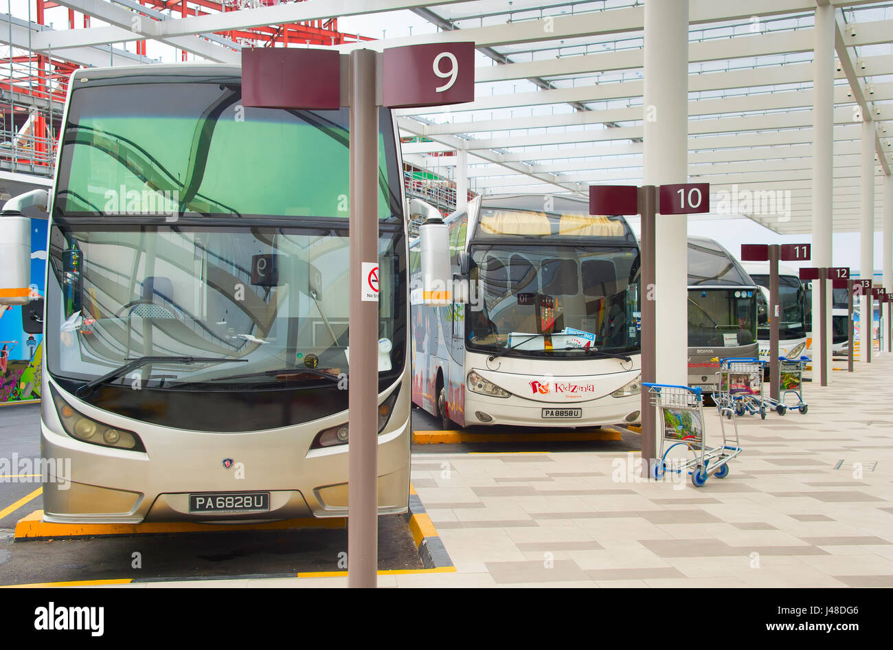 Singapur - 13. Januar 2017: Busparkplatz am Changi International Airport. Changi Airport dient mehr als 100 Fluggesellschaften 6.100 wöchentliche Flüge Stockfoto