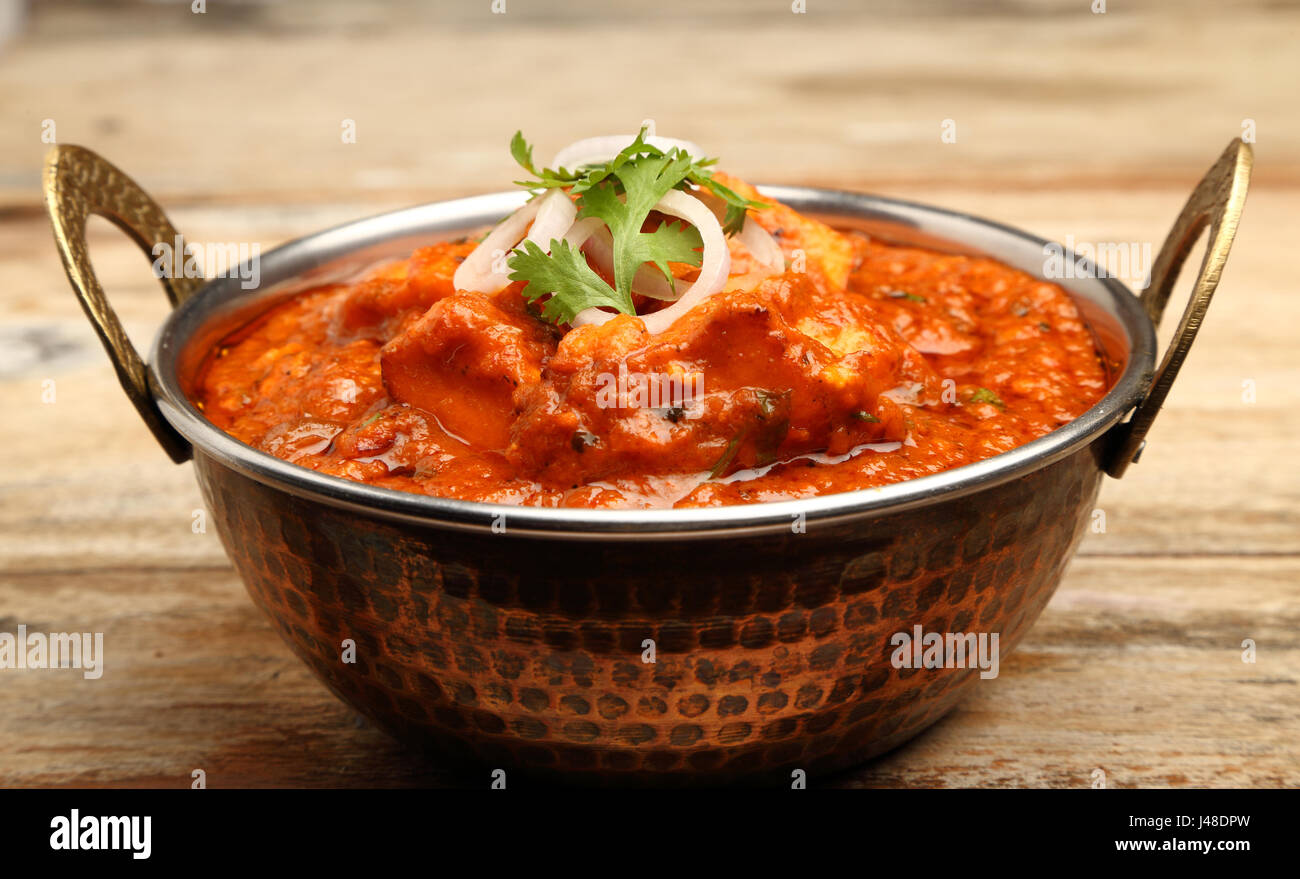 Indian Food oder indisches Curry in einer Schüssel Kupfer Messing. Stockfoto