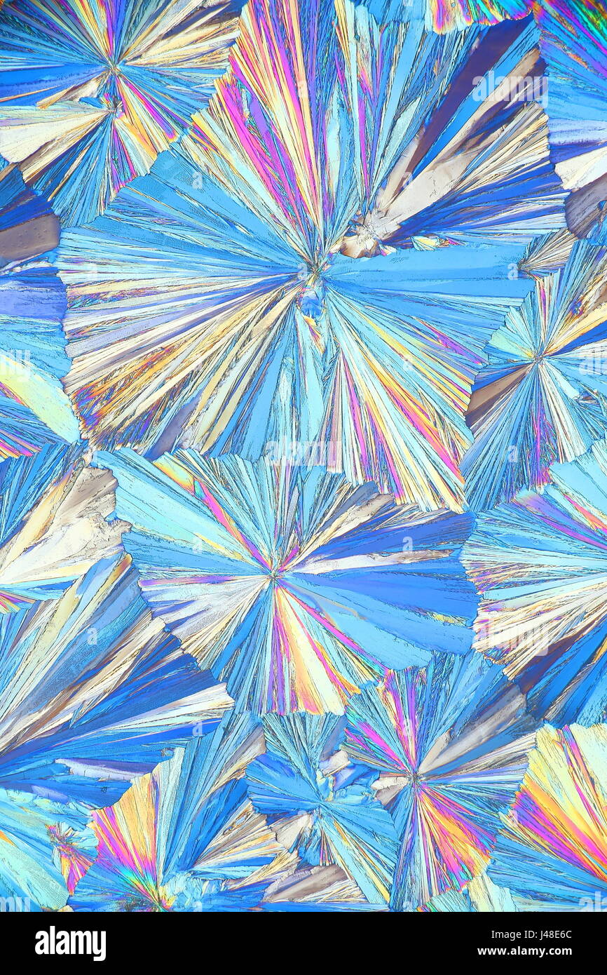 Mikroskopbild Kristalle des Asipirin (Acetylsalicylsäure) fotografiert in polarisiertes Licht Stockfoto