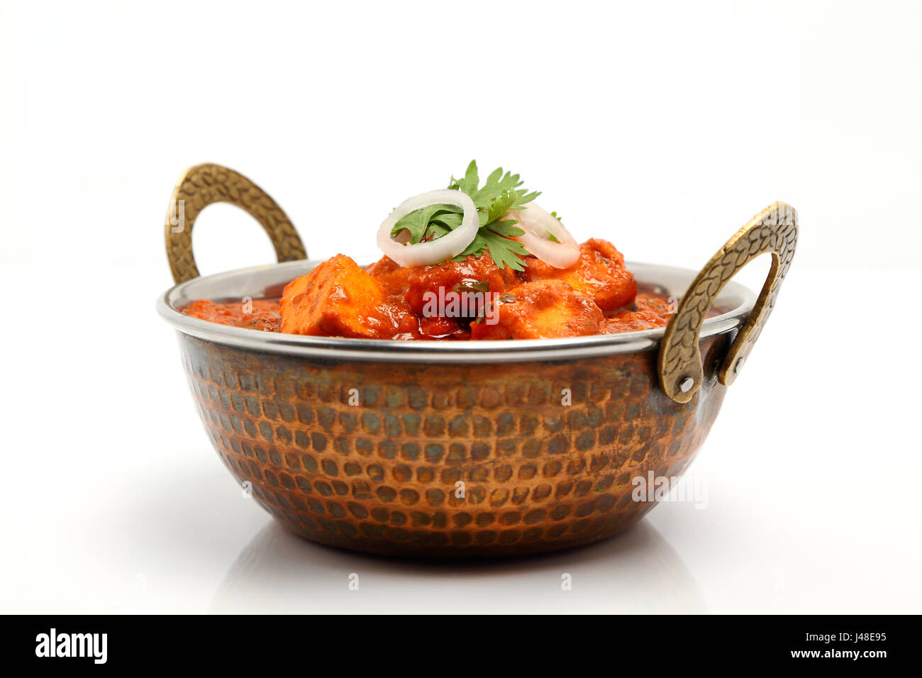 Indian Food oder indisches Curry in einer Schüssel Kupfer Messing. Stockfoto