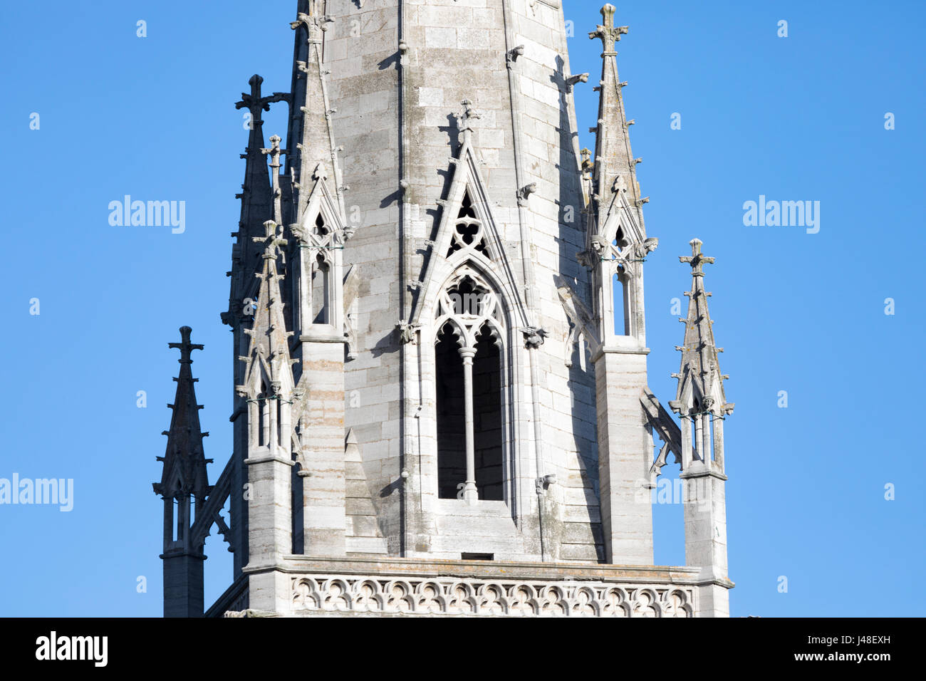 Die gotische Stil Marmorkirche oder St Margarets Kirche von St Asaph in Nordwales umrahmt von einem wolkenlosen Himmel im Sommer Stockfoto