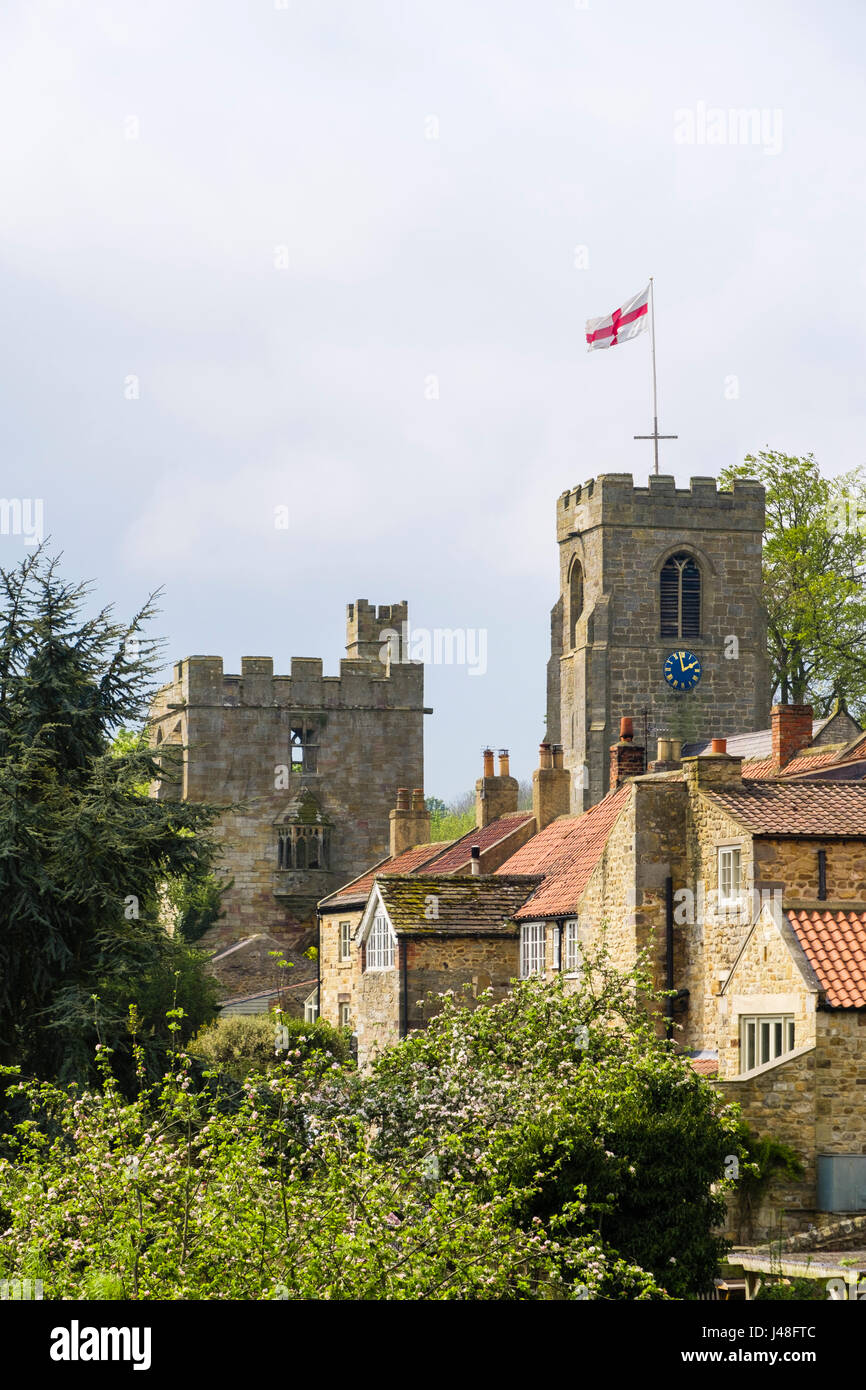 Englische Flagge am St.-Nikolaus-Kirche neben Marmion Turm Torhaus 15. Jahrhundert verloren Herrenhaus. West Biegert North Yorkshire England UK Großbritannien Stockfoto
