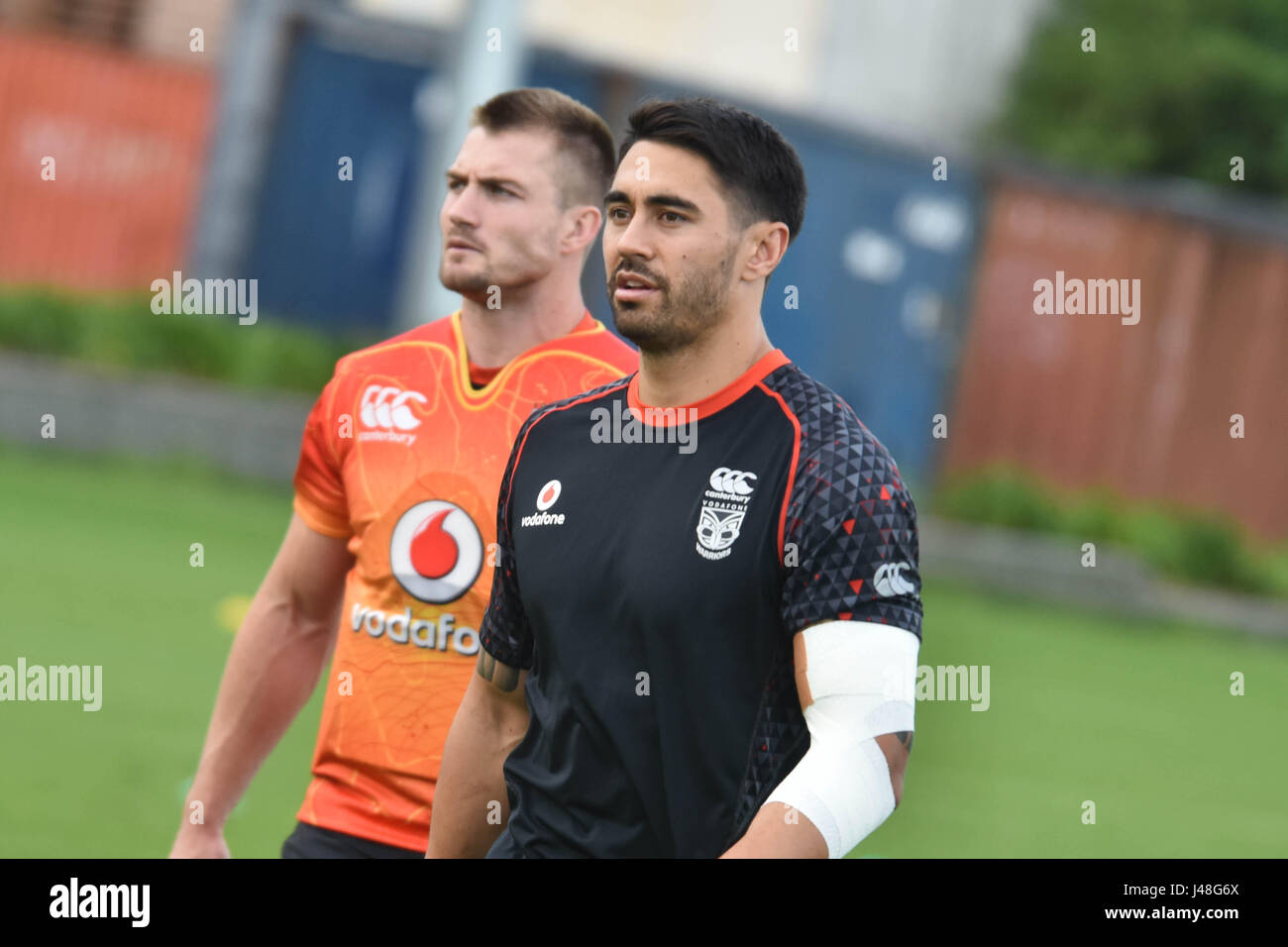 Auckland, Neuseeland. 10. Mai 2017. Kieran Foran (L) und Shaun Johnson (R) der Krieger während einer Trainingseinheit New Zealand Warriors NRL am MT Smart Stadion am 10. Mai 2017 in Auckland, Neuseeland. Bildnachweis: Pazifische Presse/Alamy Live-Nachrichten Stockfoto