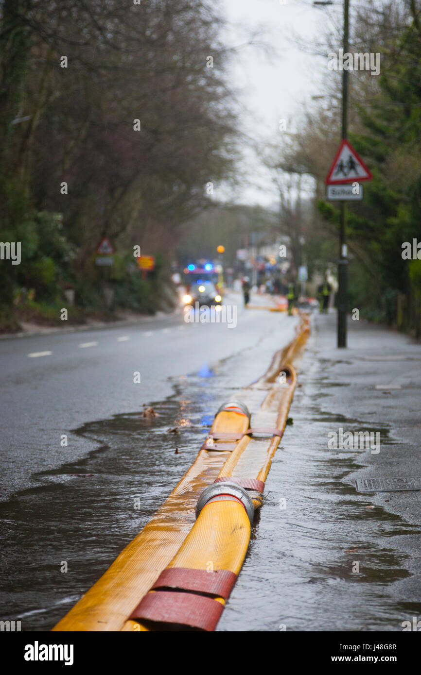 LONDON, UK Flut Hilfsmaßnahmen und Rettungsassistenten in der Nähe von Purley. Stockfoto