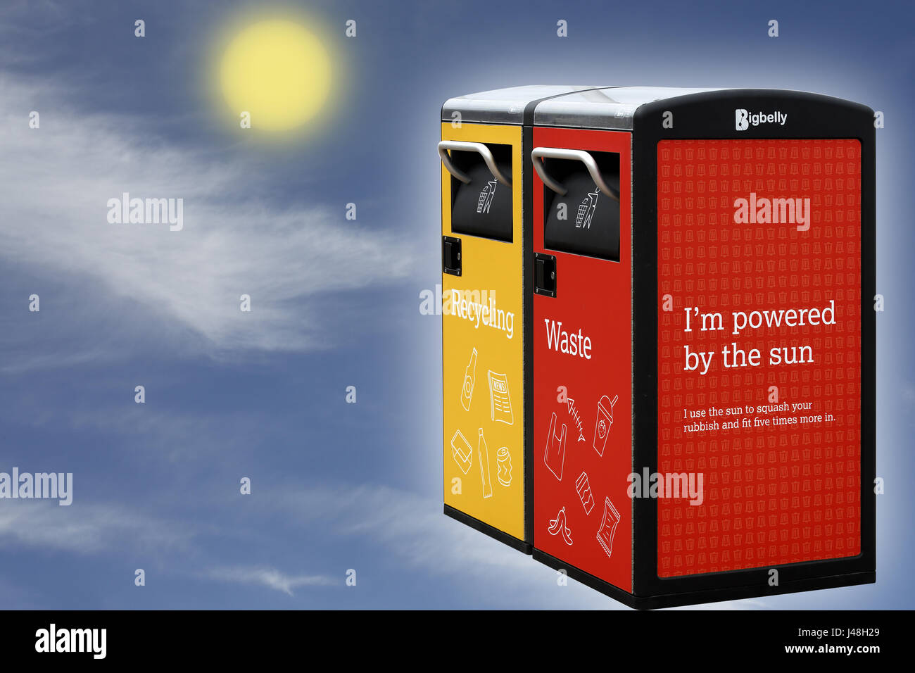 Eine gelbe Papierkorb und eine rote Abfallbehälter die Solarenergie verwenden, um die Abfälle kompakt. Bild, das viel Platz für Text kann zusammengeführt Stockfoto