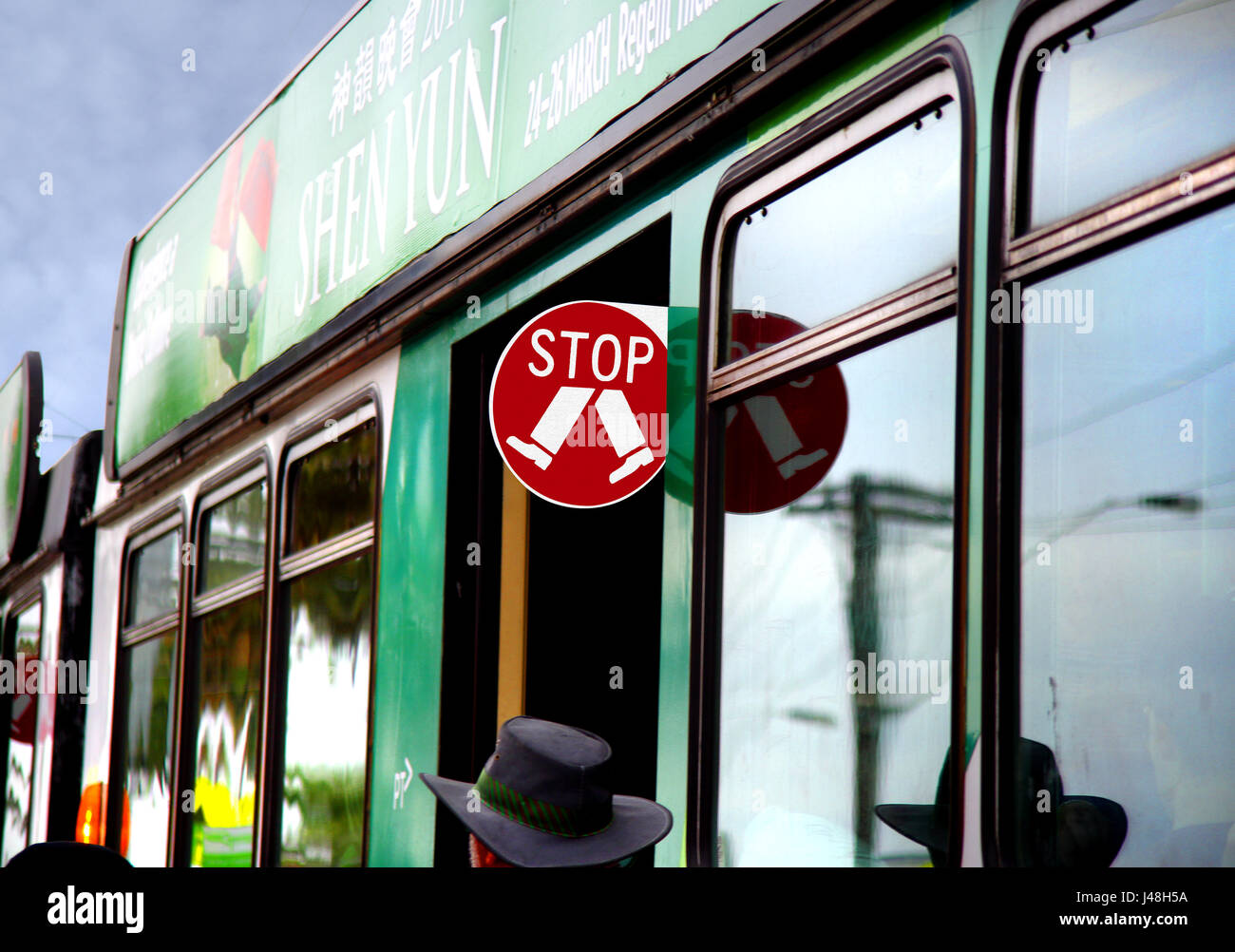 Ein Stop-Schild an der Seite einer Straßenbahn Melbourne. Siehe Beschreibung Stockfoto