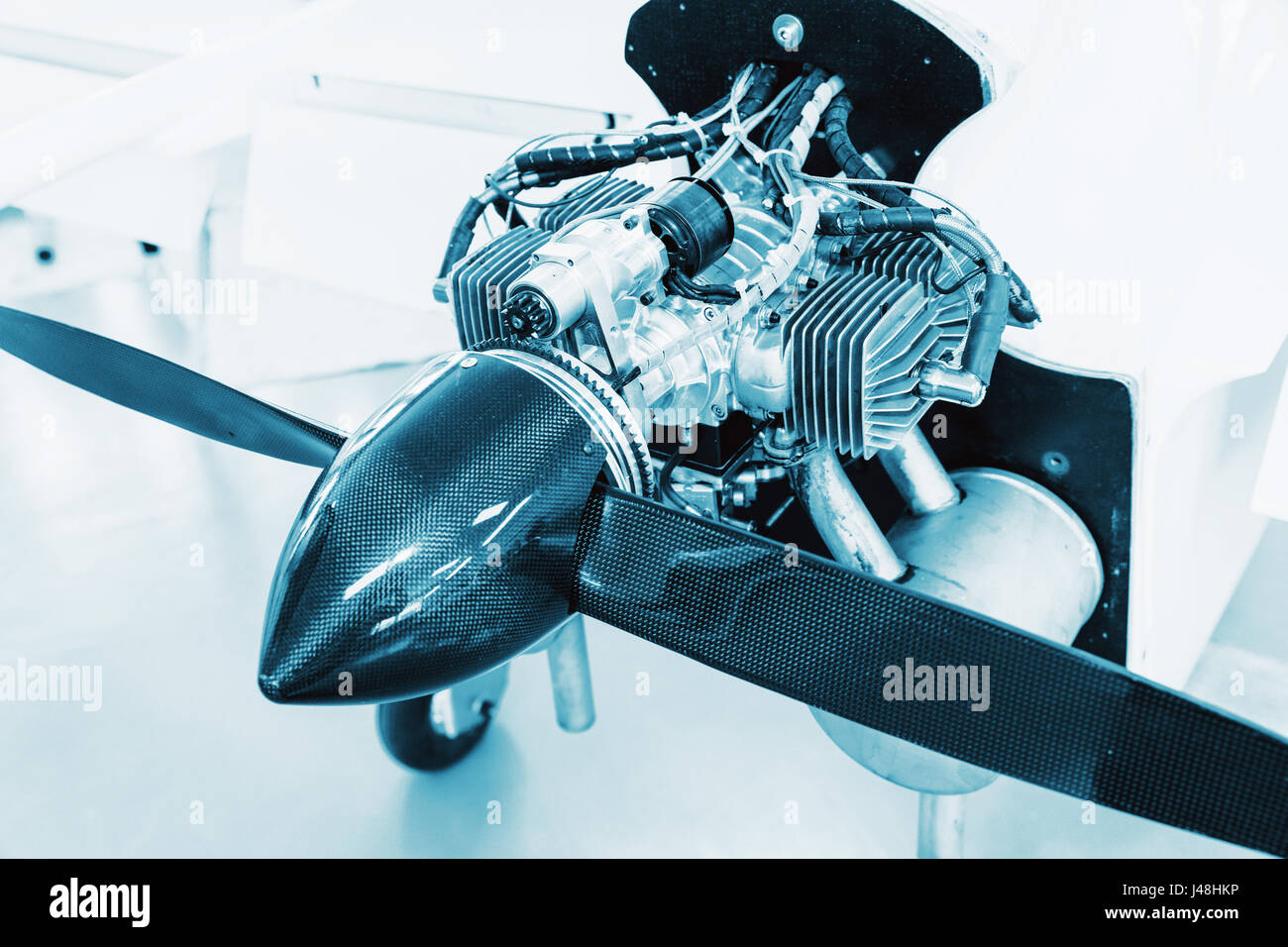 Flugzeugmotor auf kleine Flugzeuge, detaillierte Ansicht von Motor, Propeller und Kegel. Stockfoto