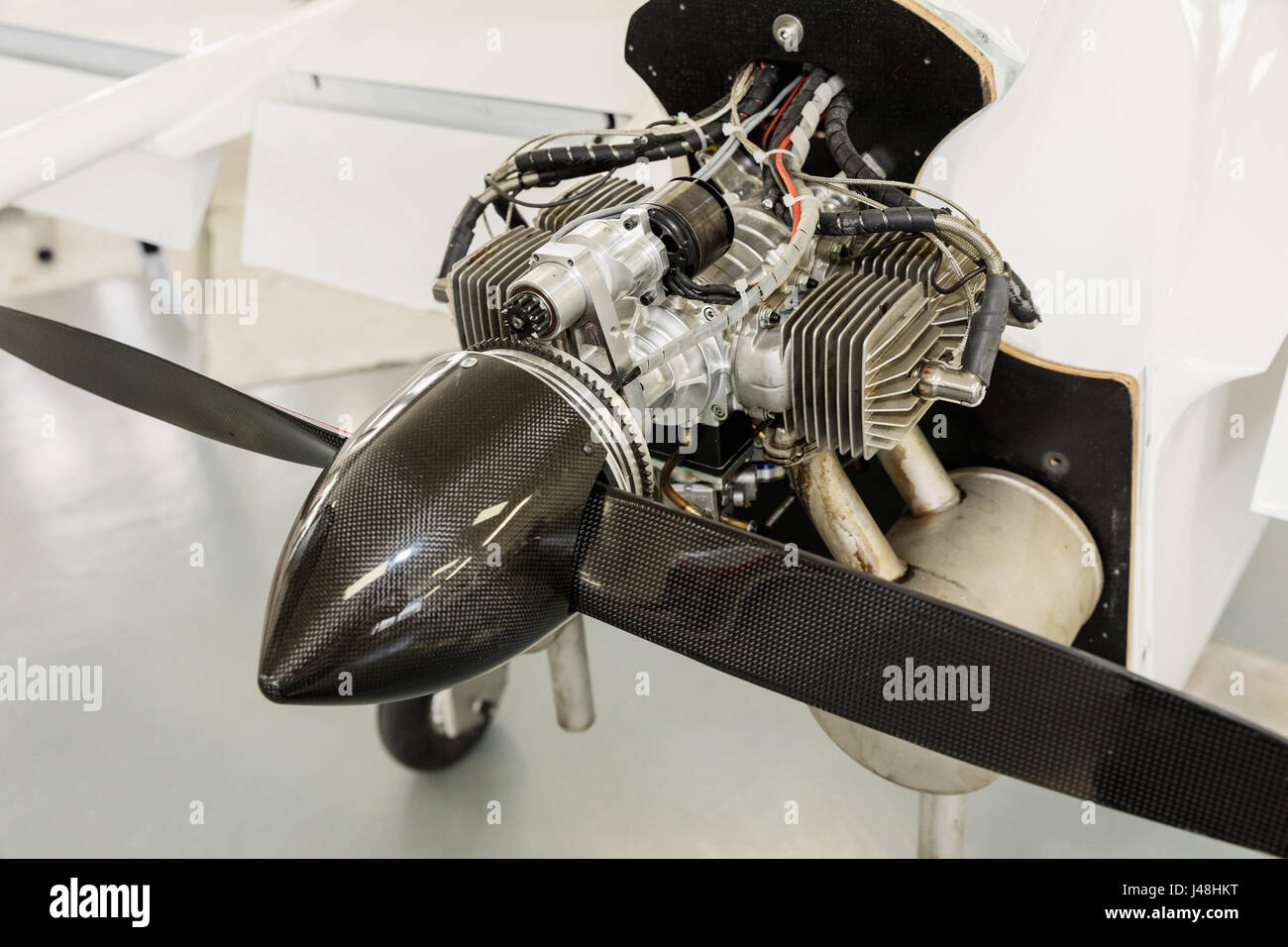 Flugzeugmotor auf kleine Flugzeuge, detaillierte Ansicht von Motor, Propeller und Kegel. Stockfoto