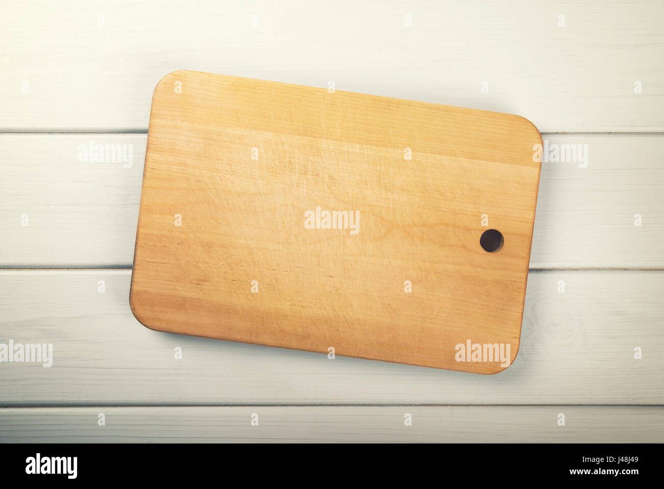 Schneidebrett auf weißen Holzbrett Hintergrund Stockfoto