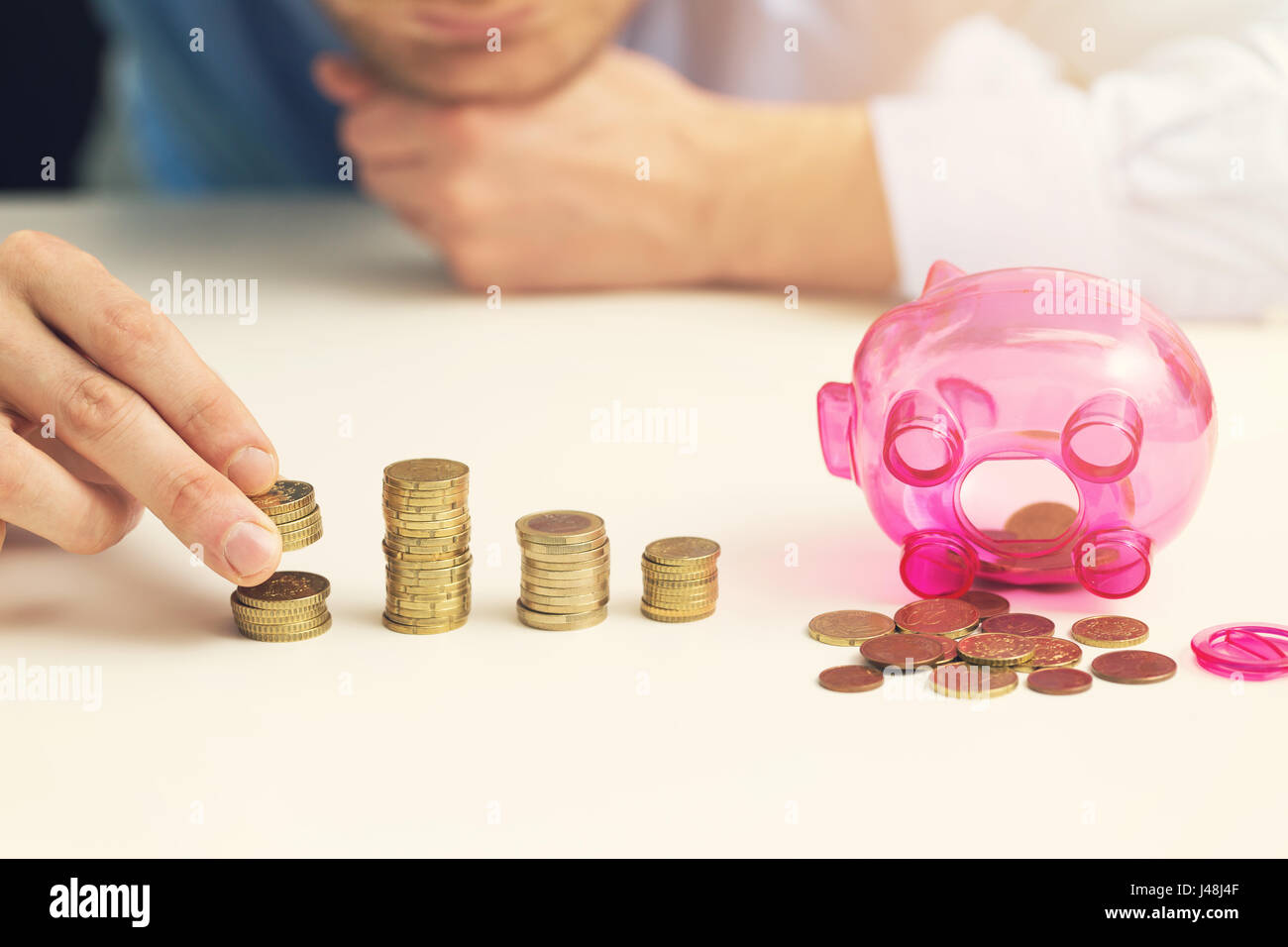 Geschäftsmann zählen Geld sparen-Konzept Stockfoto