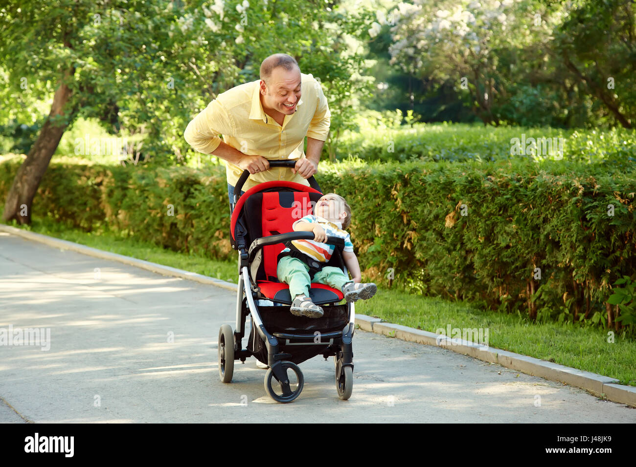 Papa mit kinderwagen -Fotos und -Bildmaterial in hoher Auflösung – Alamy