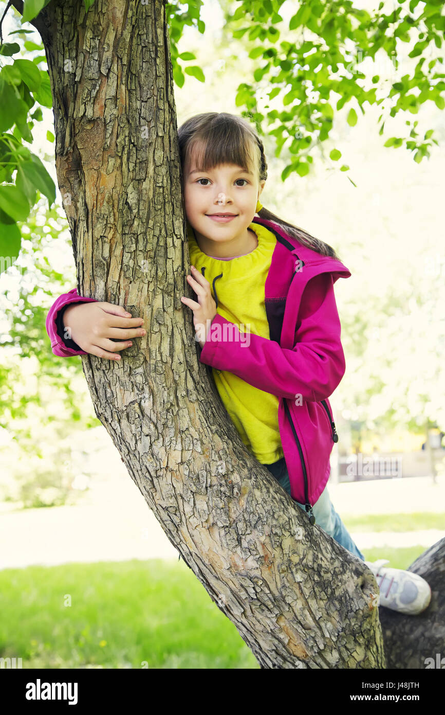 glückliche kleine Mädchen im park Stockfoto