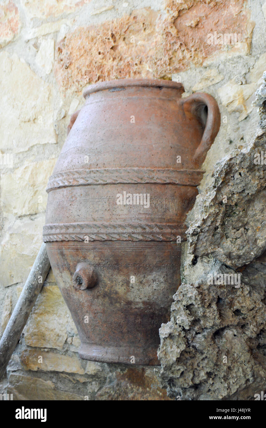 Griechische Amphoren verkrustete in einer Steinmauer auf einer Terrasse Stockfoto