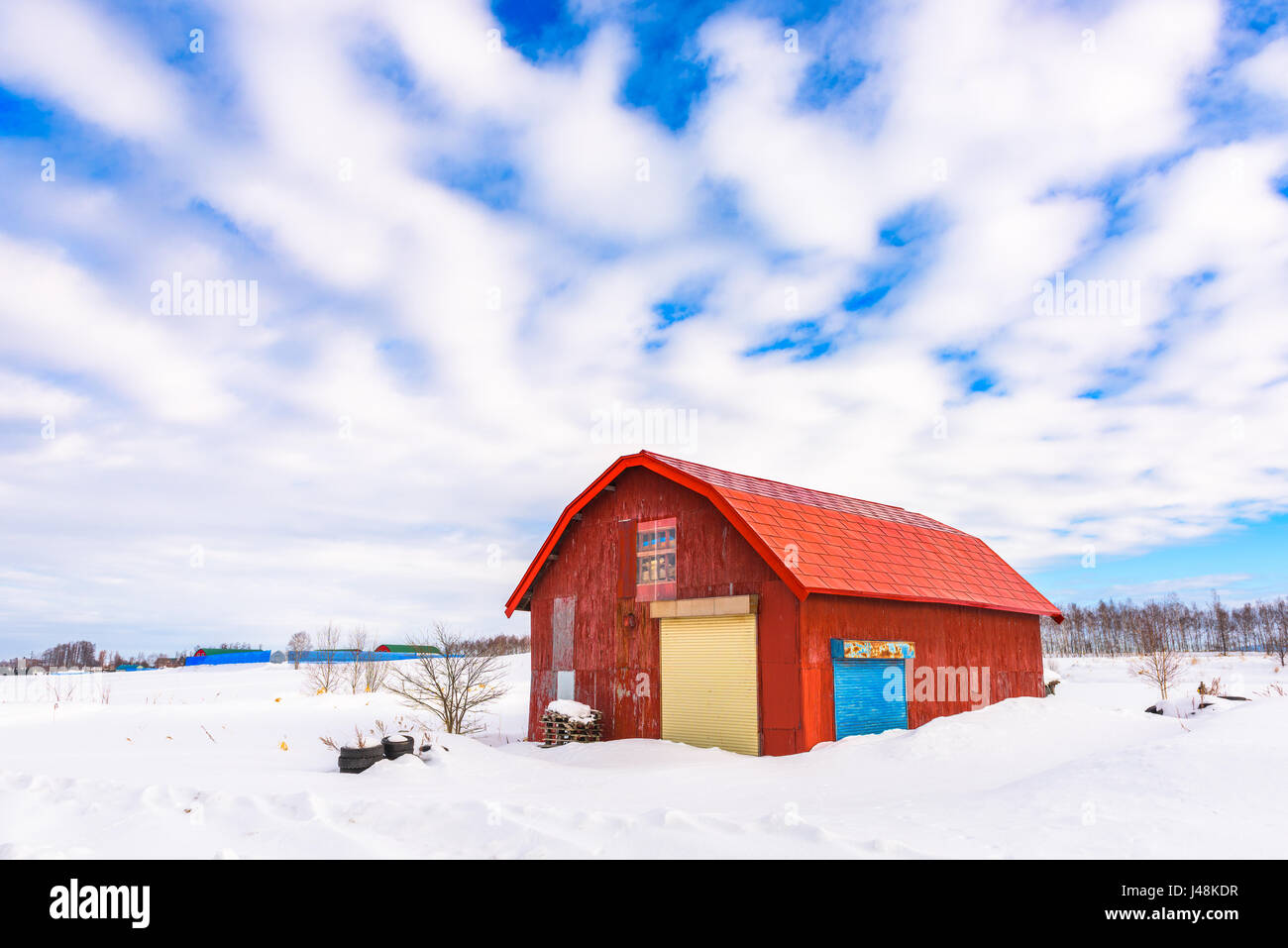 Bie, Hokkaido, Japan rote Scheune im Winter. Stockfoto