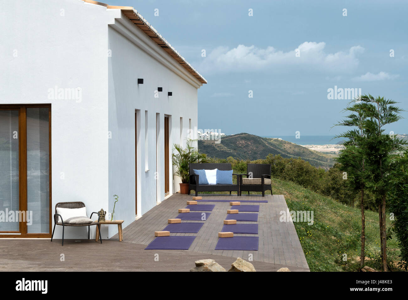 Außenseite des modernen Luxus-Yoga-Retreat im Westen der Algarve, Portugal Stockfoto