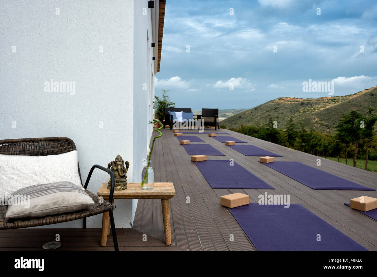 Außenseite des modernen Luxus-Yoga-Retreat im Westen der Algarve, Portugal Stockfoto