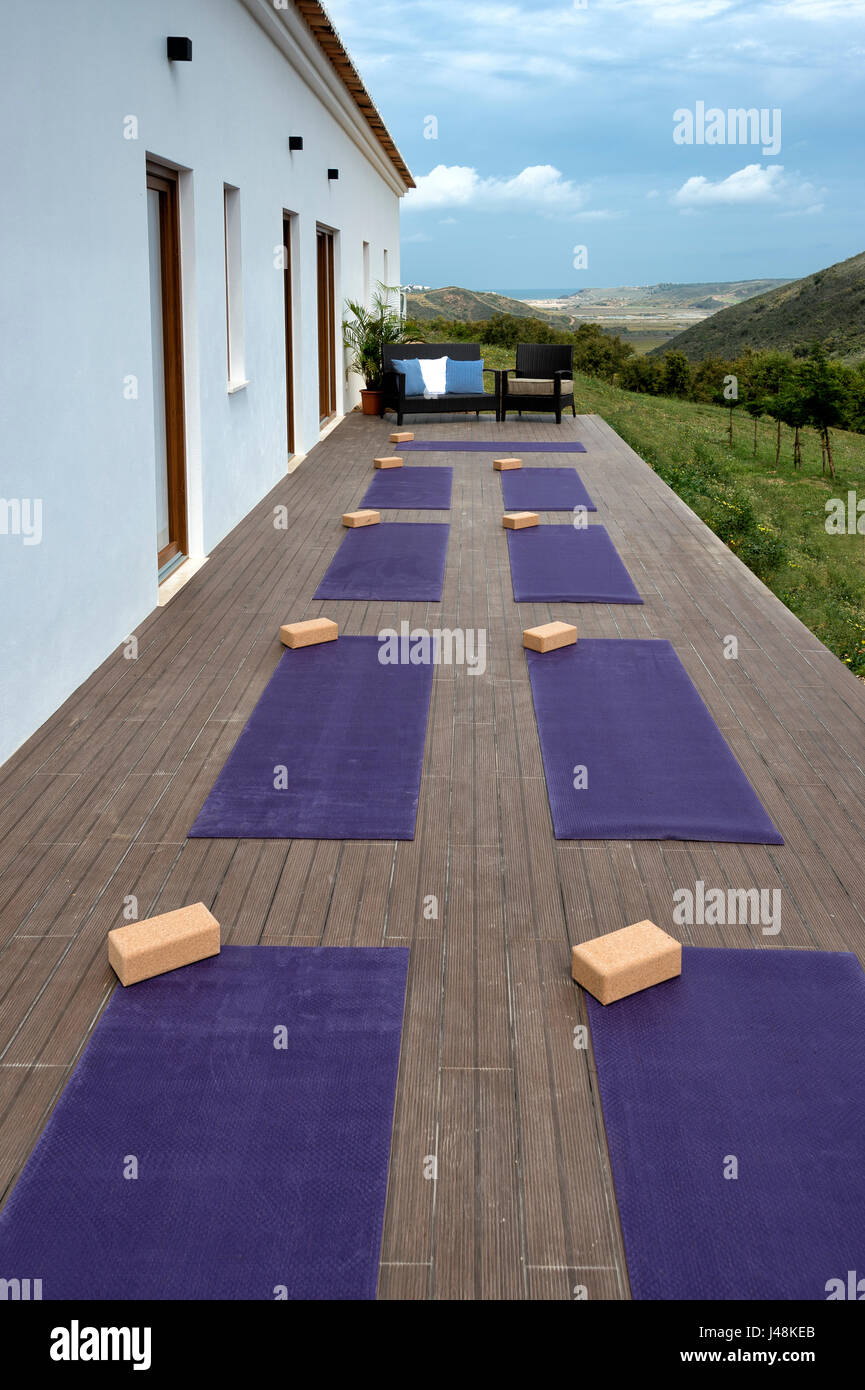 Außenseite des modernen Luxus-Yoga-Retreat im Westen der Algarve, Portugal Stockfoto