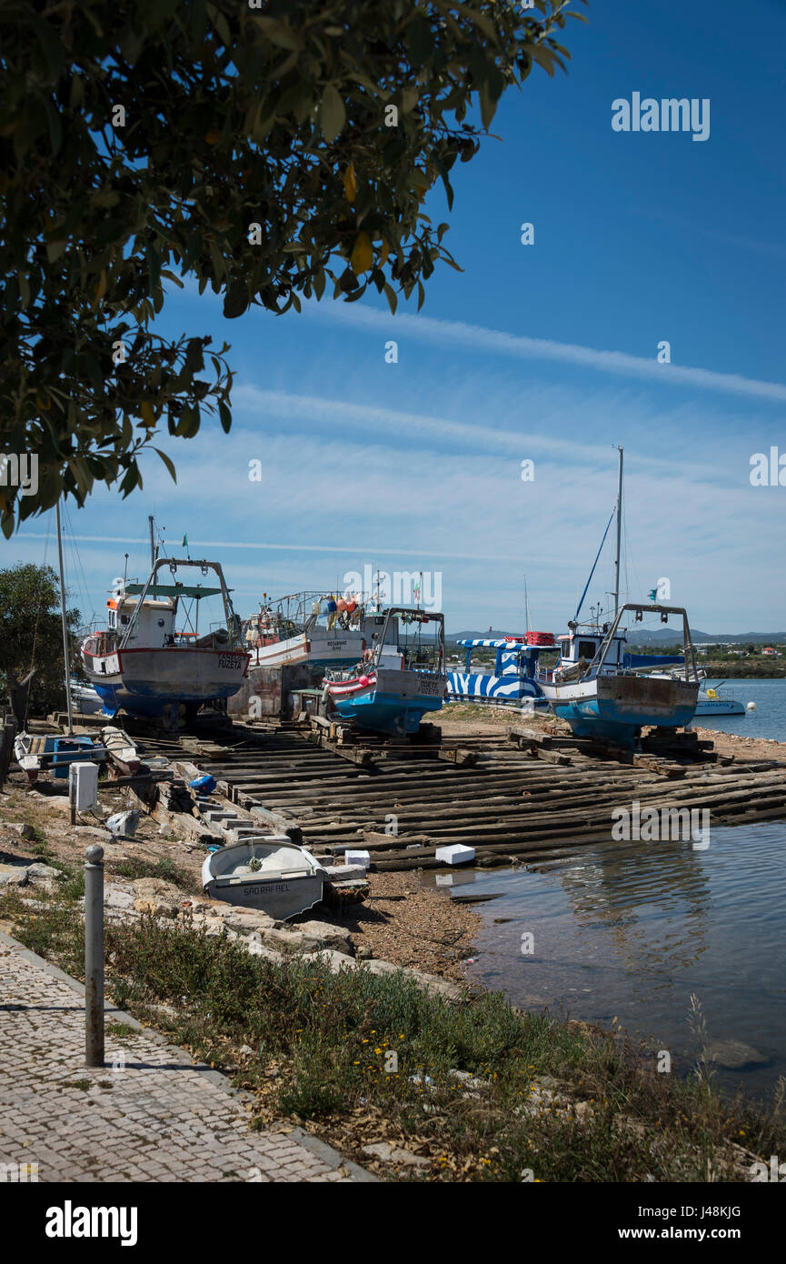 Angelboote/Fischerboote an Land in Fuseta, Algarve, Portugal Stockfoto