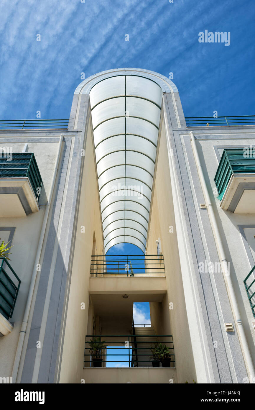 Außenseite des Art-Deco-Gebäude mit blauem Himmel Stockfoto