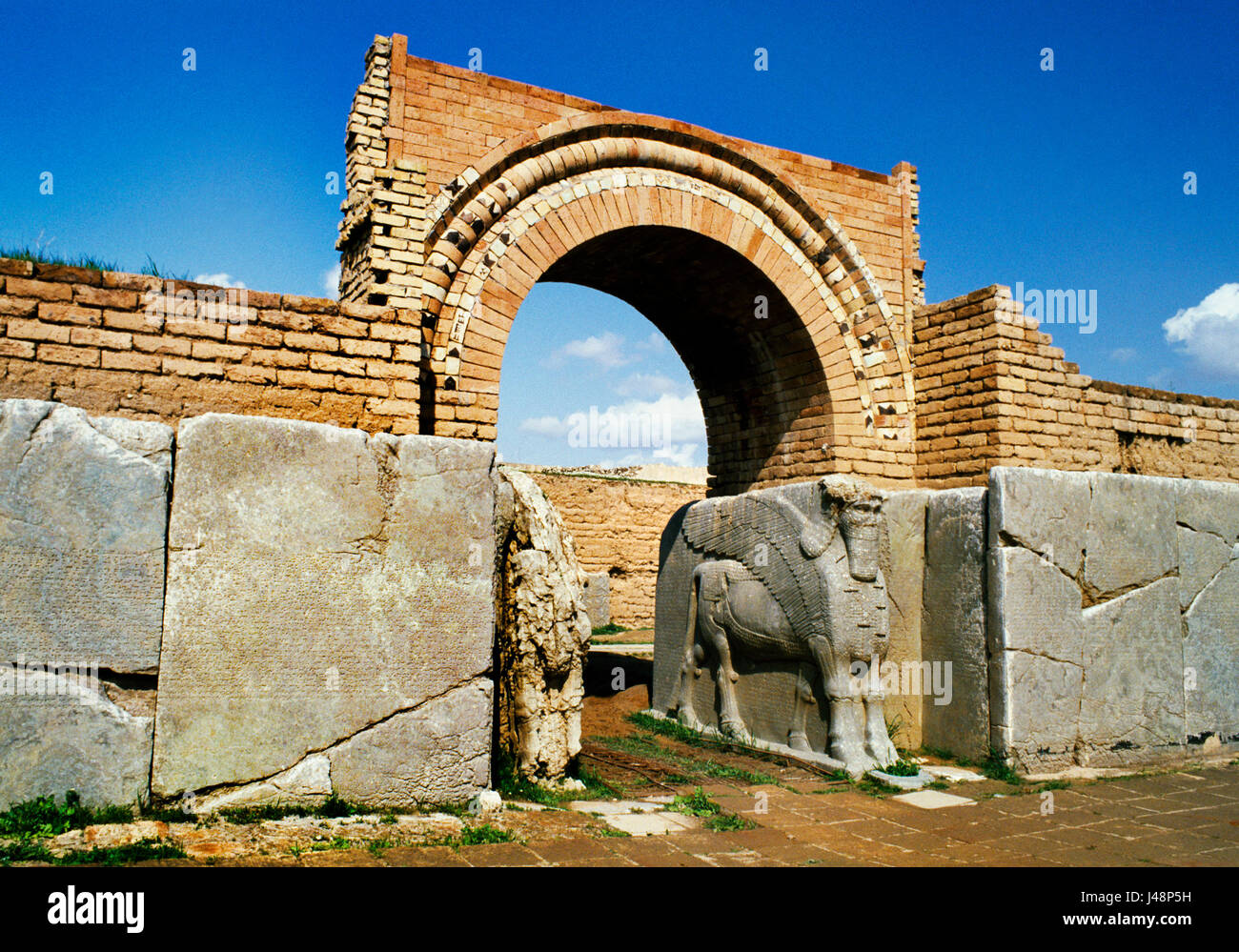 Nimrud, Irak: unter der Leitung von menschlichen Geflügelte Stiere bewachen Eingang vom Innenhof (Y) der NW-Palast in den Thronsaal Komplex (Raum F). Keilschrift ins Stockfoto