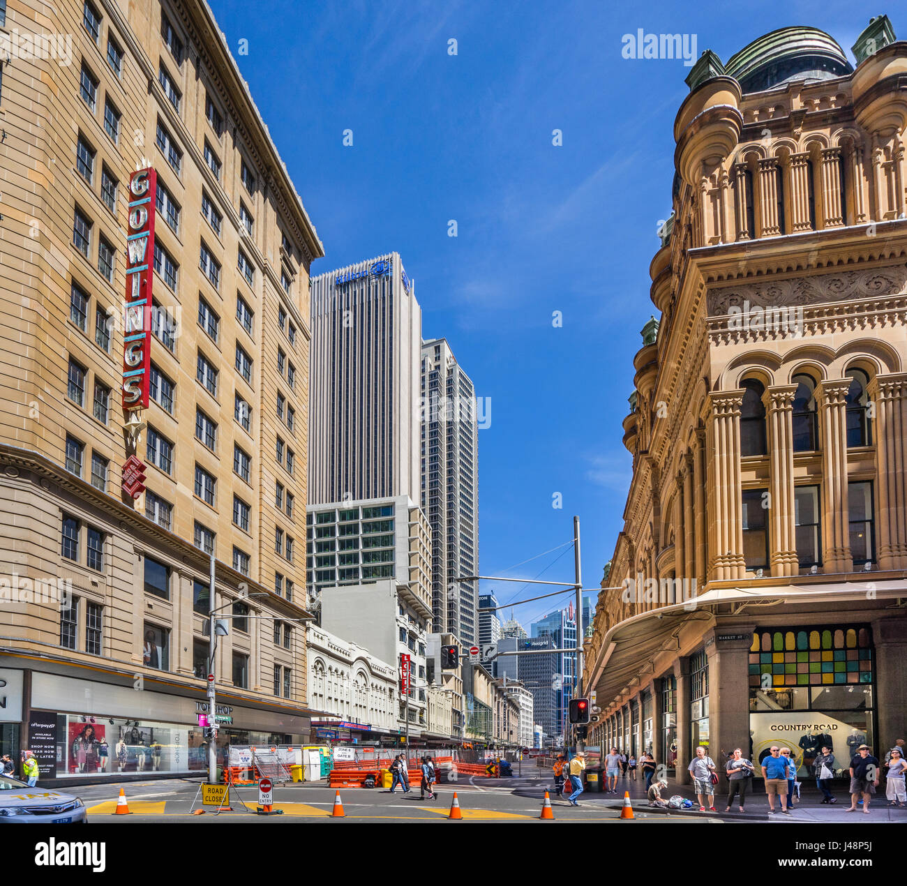 Australien, New South Wales, Sydney CBD, Queen Victoria Building, Straßensperre an der George Street für den Bau des neuen Lichts Eisenbahnsystems Stockfoto