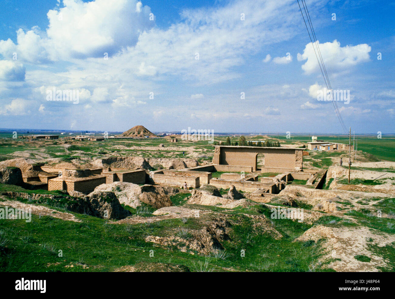 Nimrud, Irak: Blick NW über den Nabu Tempel & Burnt Schlossanlage auf der Akropolis der assyrischen Stadt C9thBC mit NW Palast & Zikkurat hinten R. Stockfoto