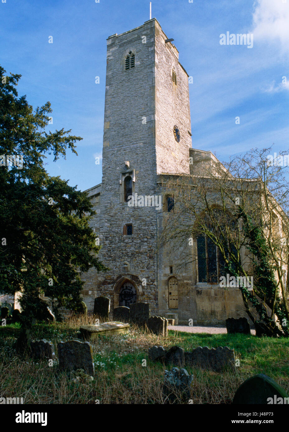 Str. Marys, Deerhurst, zeigt der angelsächsischen Westturms (Oberteile mittelalterlichen) begann als eine Veranda, eine einfache C8th Klosterkirche angebracht. Stockfoto