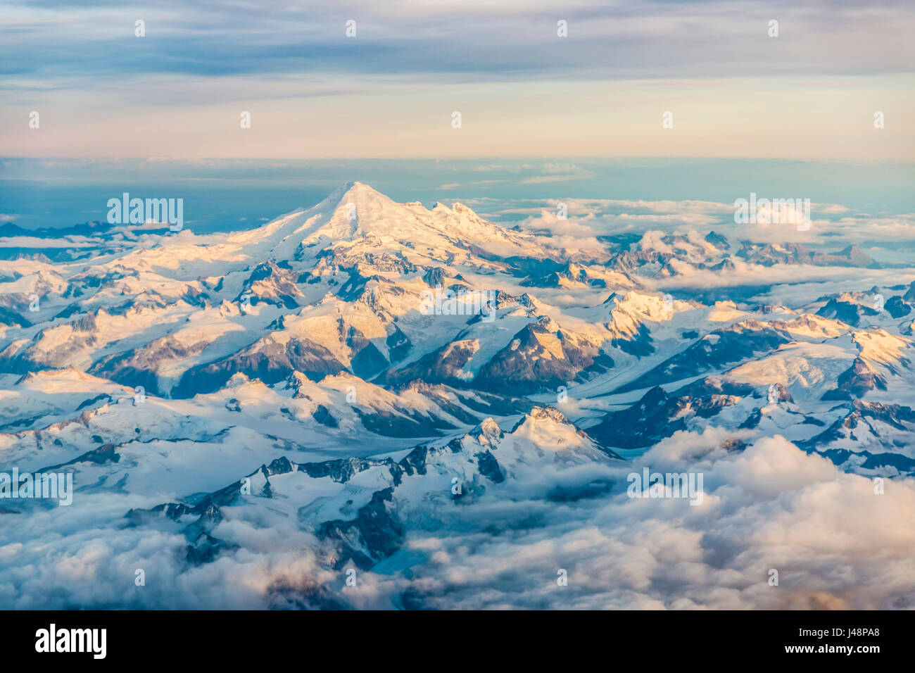 Luftaufnahmen von Schnee bedeckte Berge und ein Peak gebadet im Abendlicht, Yunan Alaska, USA Stockfoto