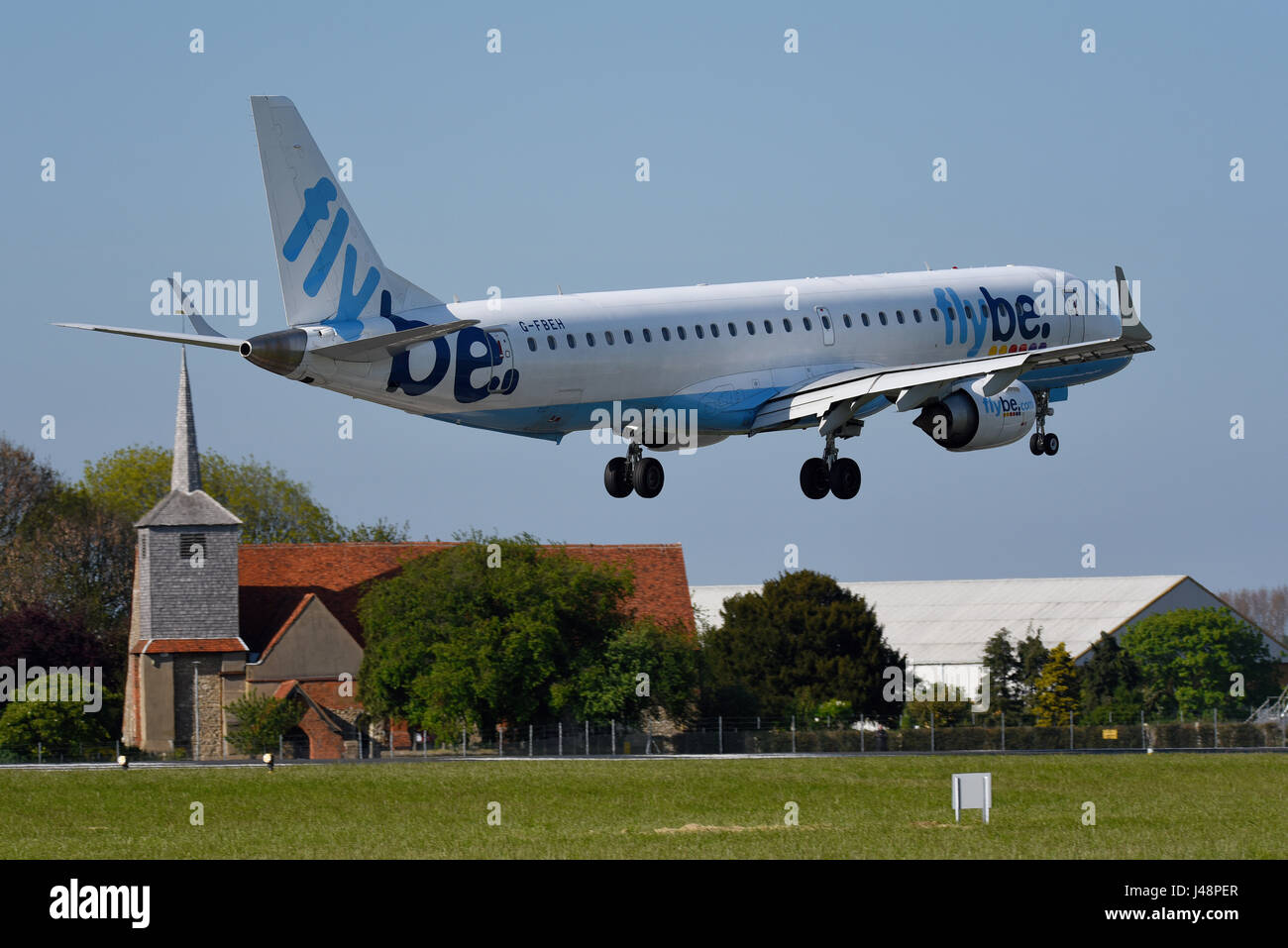 Flybe Embraer 195 Jet Flugzeug G-FBEH landet am Flughafen London Southend, Essex, in blauem Himmel Stockfoto