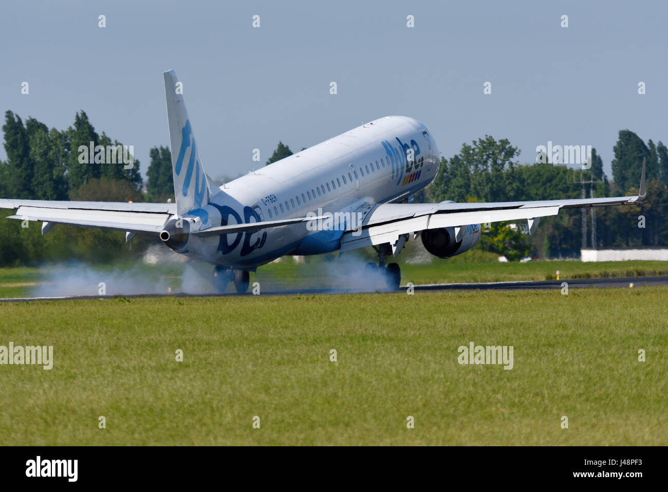 Flybe Embraer 195 Jet Flugzeug G-FBEH landet am Flughafen London Southend, Essex, in blauem Himmel Stockfoto