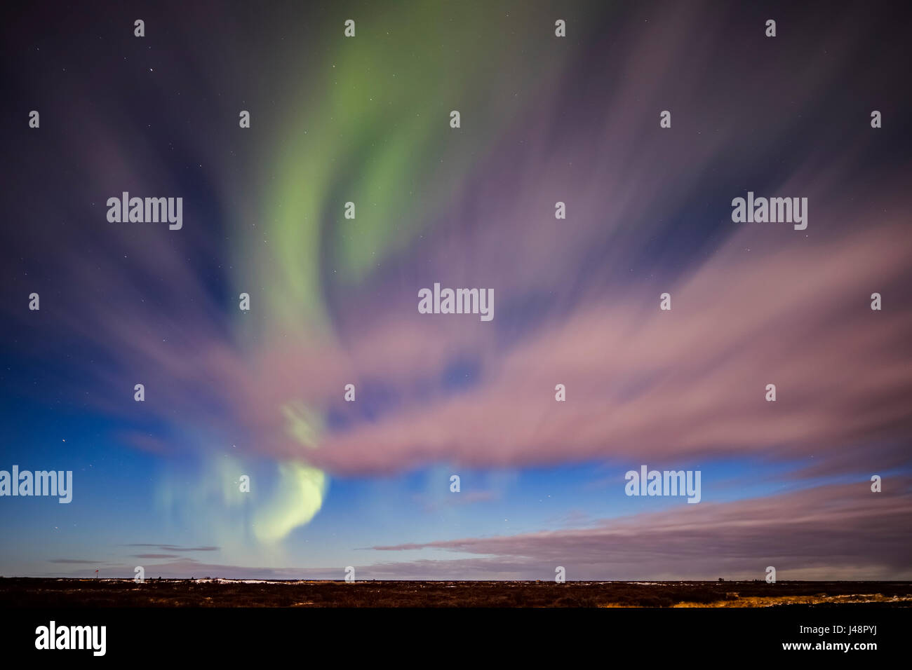 Northern Lights und Wolken; Manitoba, Kanada Stockfoto