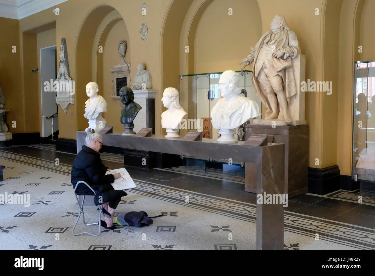 Eine Frau, die Skizzen im Victoria und Albert Museum in London. Stockfoto