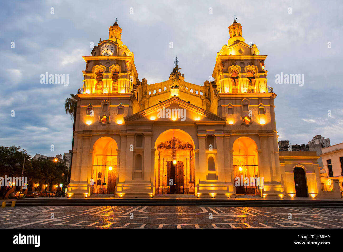 Voll beleuchtet südamerikanische Kirche und Plaza in der Dämmerung; Cordoba, Argentinien Stockfoto