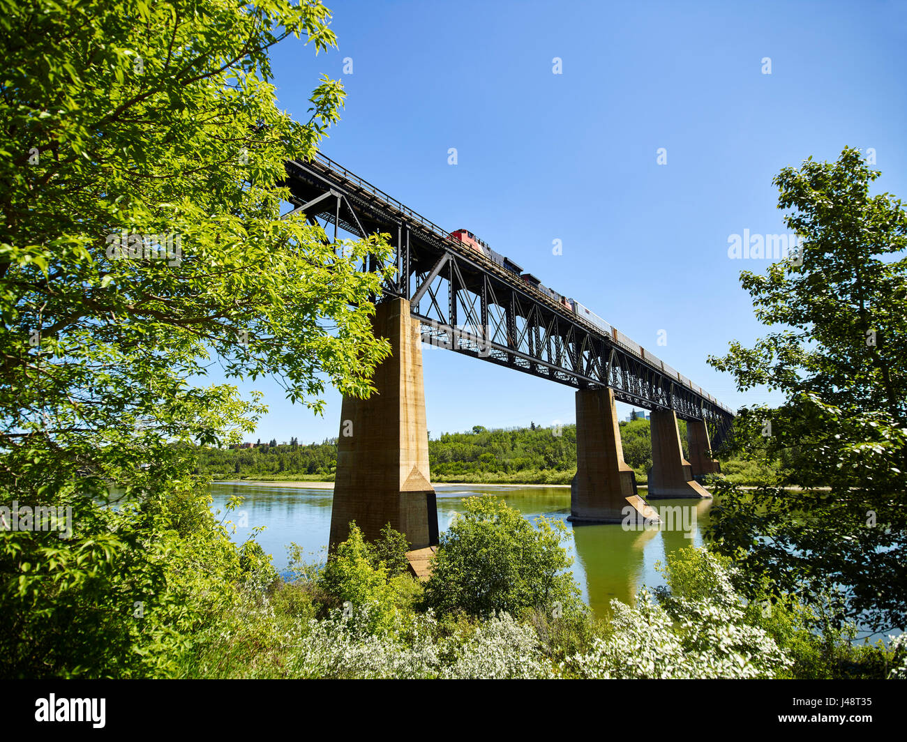 Brücke mit einem Zug des North Saskatchewan River crossing; Edmonton, Alberta, Kanada Stockfoto