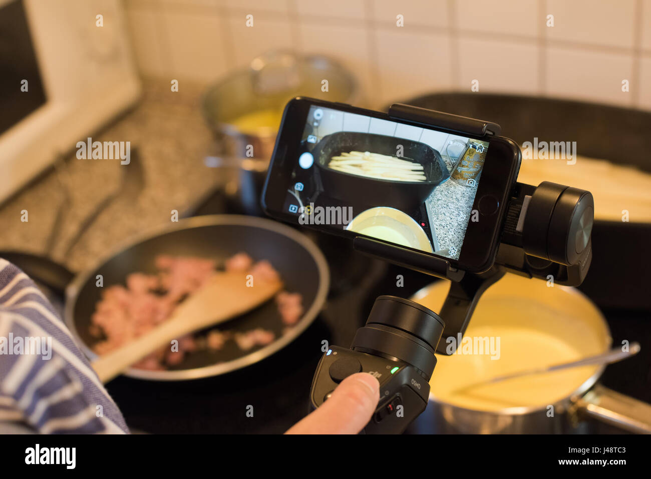 Blogger machen Smartphone video während des Kochens Stockfoto