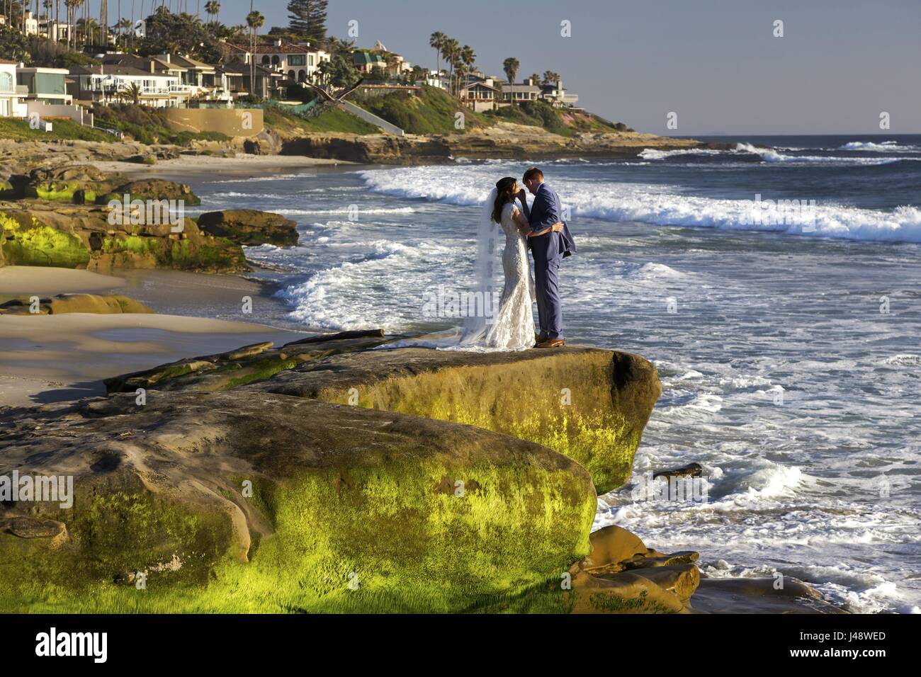 Wir haben gerade ein verliebten Hochzeitspaar im Windansea Beach La Jolla San Diego Pacific Ocean California Coastline geheiratet Stockfoto