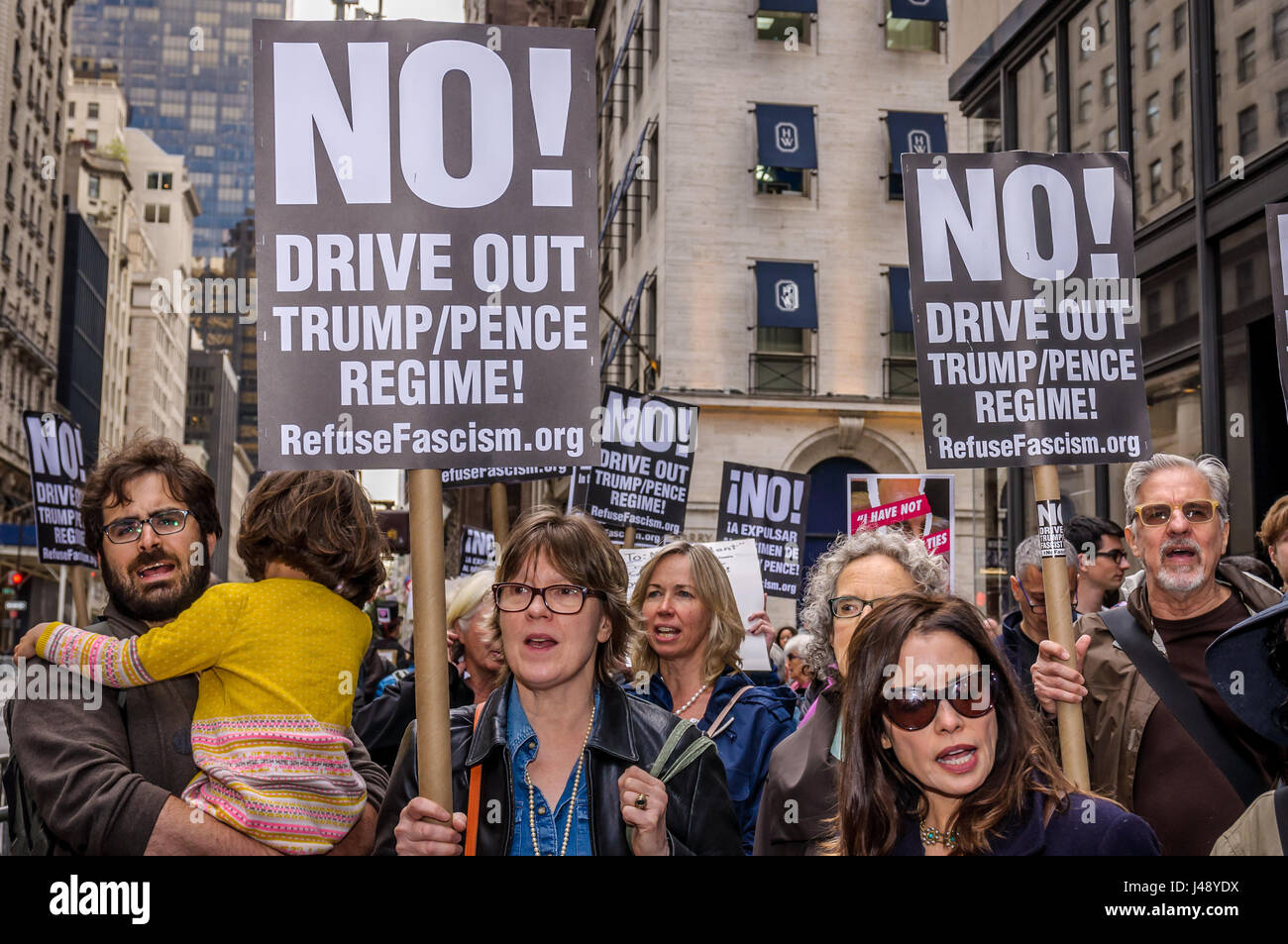 New York, Vereinigte Staaten von Amerika. 10. Mai 2017. Politischer Aktivist Gruppe Protest das Abfeuern von FBI-Direktor James Comey außerhalb Trump Tower in Manhattan am 10. Mai 2017; die letzten Trumpf Verwaltung Umzug gilt als eine angebliche bedrohlich und gefährlich Bewegung in einer Abfolge von Schritten hin zur Konsolidierung der Faschismus in den USA, die Gruppe sagte. Bildnachweis: Erik McGregor/Pacific Press/Alamy Live-Nachrichten Stockfoto