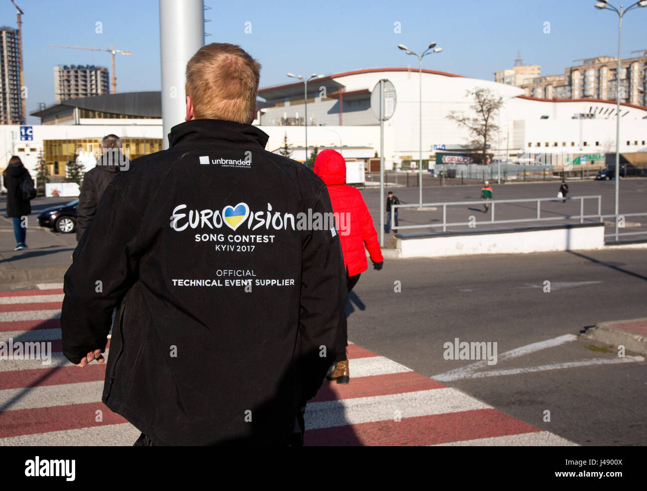 Kiew, UKRAINE - 21. April 2017: Arbeiter der Eurovision Songcontest geht in der Nähe von International Exhibition Centre in Kiew, Ukraine Stockfoto