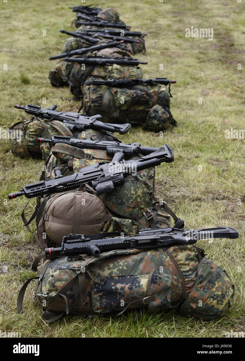 Nienburg, Deutschland. 10. Mai 2017. Rucksäcke, Helme und Sturmgewehre während einer besonderen Trainingseinheit in der Clausewitz-Kaserne in Nienburg, Deutschland, 10. Mai 2017. Die deutschen Joint Support-Service lädt Zivilisten zur Teilnahme an speziellen Ausbildungsprogrammen zweimal im Jahr. Foto: Carmen Jaspersen/Dpa/Alamy Live News Stockfoto