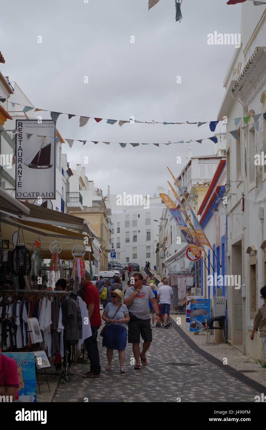 Algarve, Portugal. 10. Mai 2017. Albufeira Stadtzentrum immer bewölkt und zuviel regen während der Woche in Algarve, Portugal. Bildnachweis: Angelo Hernandez/Alamy Live-Nachrichten Stockfoto