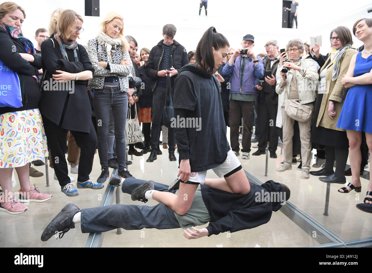 Venedig, Italien. 10. Mai 2017. Schauspieler führen eine