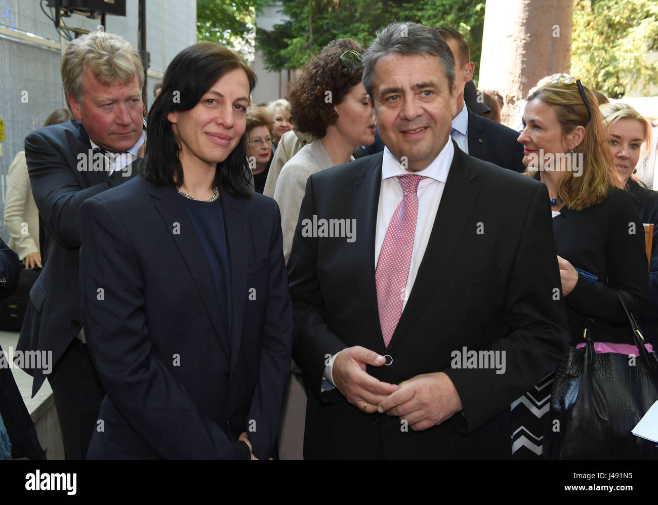 Venedig, Italien. 10. Mai 2017. Künstlerin Anne Imhof und Bundesminister für auswärtige ...