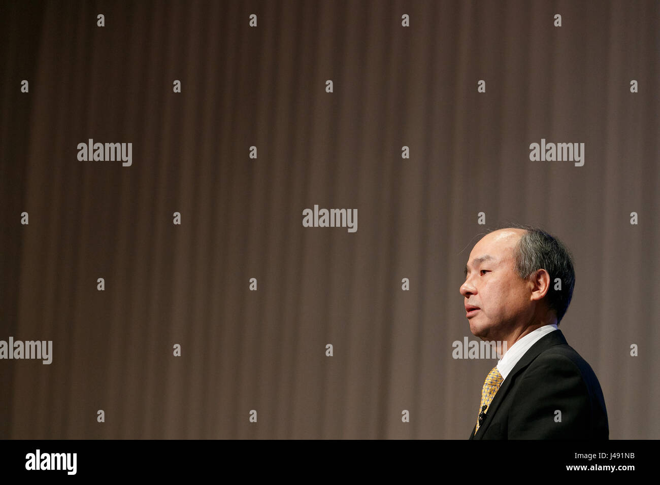 Tokio, Japan. 10. Mai 2017. SoftBank Chairman und CEO Masayoshi Son nimmt an einer Pressekonferenz am 10. Mai 2017, Tokio, Japan. SoftBank berichtet einen Bewertungsverlust von 160419 Millionen Yen ($ 1,4 Milliarden) auf Fahrerhaus hagelt app Ola und e-Commerce-Markt verfügbareSnapdeal, zwei seiner Flaggschiffe Investitionen in Indien, wenn seine jährlichen finanziellen Ergebnisse für das Geschäftsjahr endend 31. März 2017 ankündigt. Bildnachweis: Rodrigo Reyes Marin/AFLO/Alamy Live-Nachrichten Stockfoto