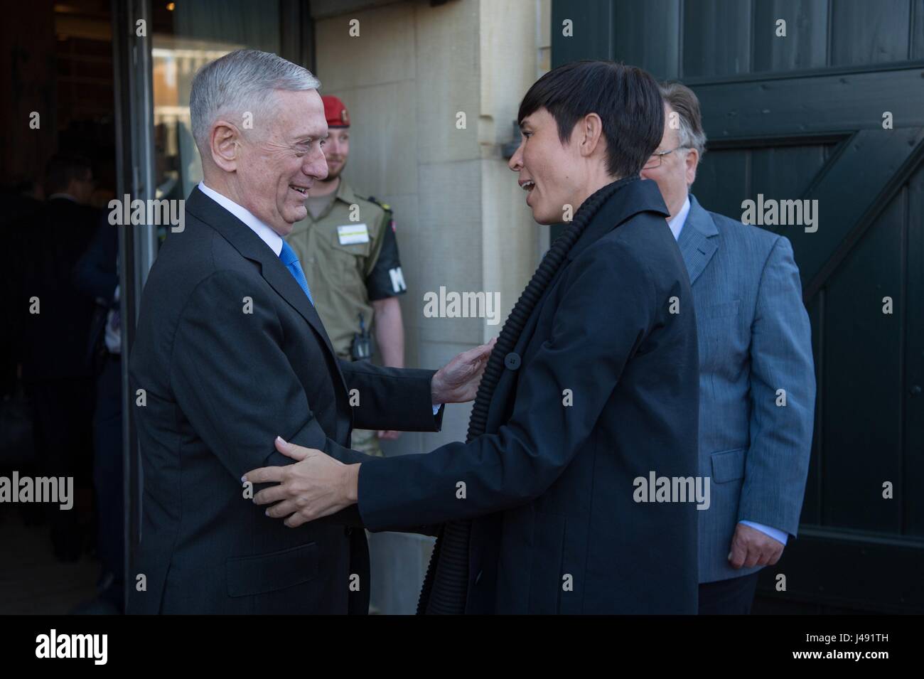 US-Verteidigungsminister Jim Mattis, links und dänischer Minister of Defence Claus Hjort Frederiksen welcome Norwegian Defence Minister Ine Eriksen Soreide, Zentrum, zu einer globalen Koalition über die Niederlage der ISIS-Sitzung am Eigtveds Pakhus 9. Mai 2017 in Kopenhagen, Dänemark. Das Treffen findet auf die von Präsident Donald Trump angekündigt, dass die USA kurdische Rebellen kämpfen in Syrien bewaffnen werden heilt. Stockfoto