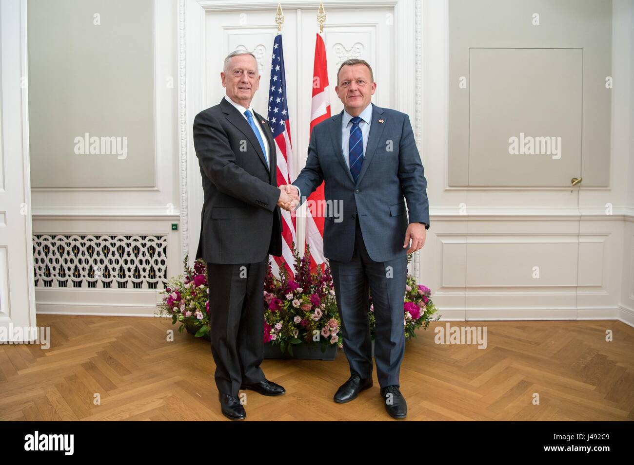 US-Verteidigungsminister Jim Mattis, wird links, von der dänische Ministerpräsident Lars Løkke Rasmussen vor ihrem bilateralen Treffen im Christiansborg Palace 9. Mai 2017 in Kopenhagen begrüßt. Stockfoto