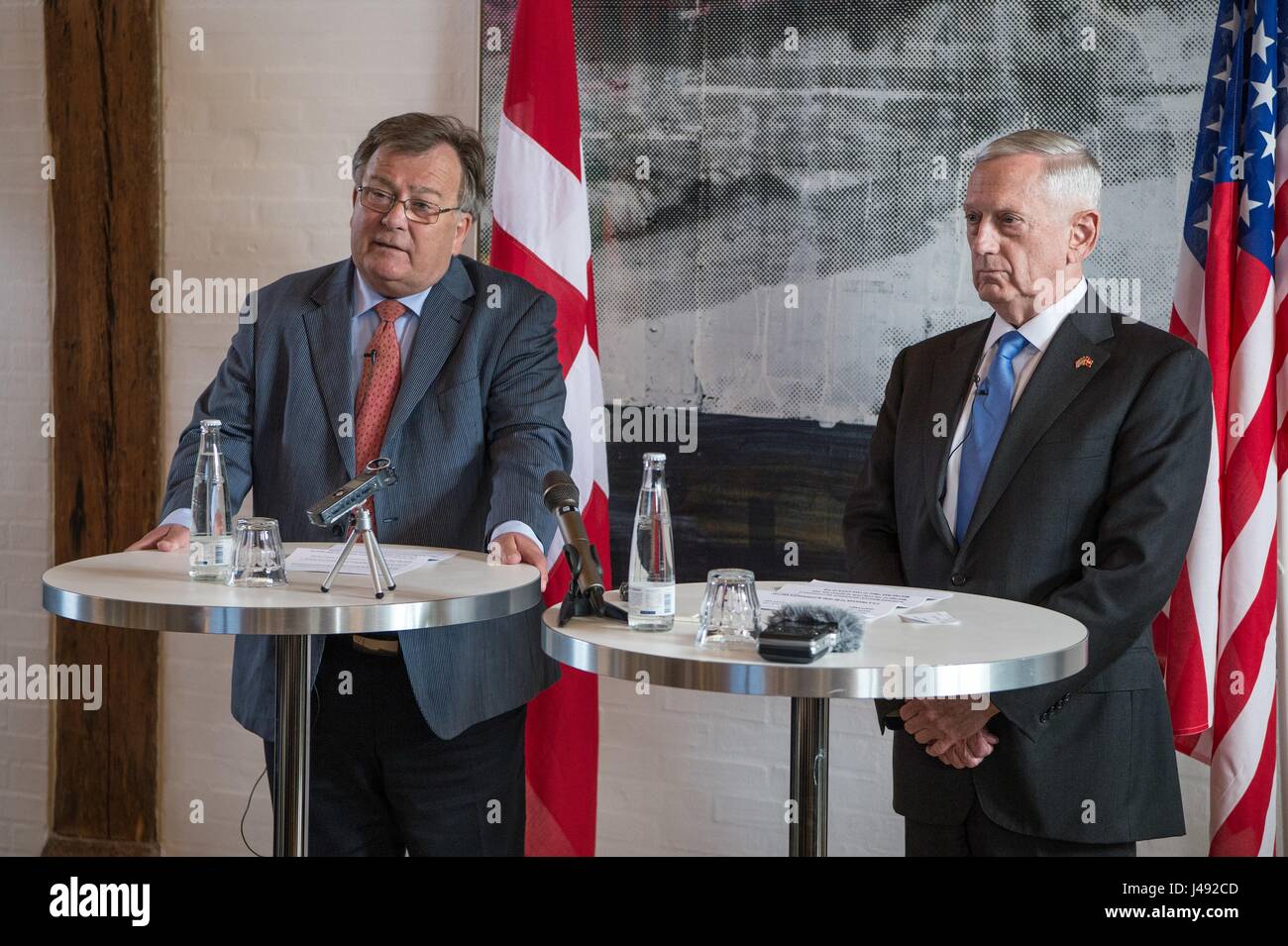 US-Verteidigungsminister Jim Mattis, Recht, während einer gemeinsamen Pressekonferenz mit dänischen Defence Minister Claus Hjort Frederiksen auf Eigtveds Pakhus 9. Mai 2017 in Kopenhagen, Dänemark. Stockfoto