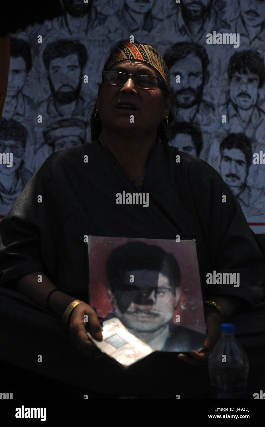 Srinagar, Kaschmir. 10.. Mai 2017. Die Mutter der verschwundenen jugend kaschmirs hält ein Bild ihres Sohnes während eines Sitzprotesten, der von der Association of Parents of Disappeared Persons (APDP) in Srinagar organisiert wurde, am 10. Und 2017. Mai, nach Angaben der APDP sind seit Beginn des Kaschmir-Konflikts im Jahr 1989 etwa 8.000-10.000 Menschen vermisst worden, die größtenteils von indischen Sicherheitsbehörden verhaftet wurden. Quelle: Arbaz Mughal/Alamy Live News Stockfoto